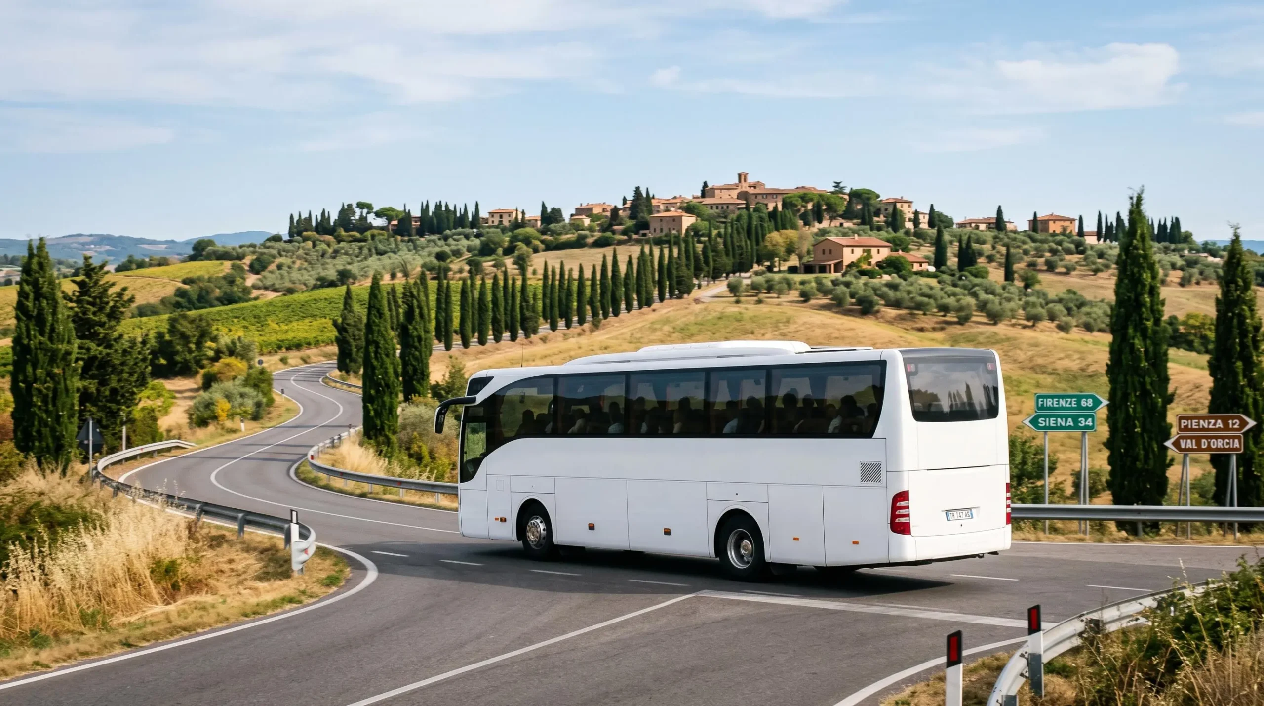 Bus touristique moderne circulant sur route régionale toscane avec collines et cyprès en arrière-plan sous lumière naturelle